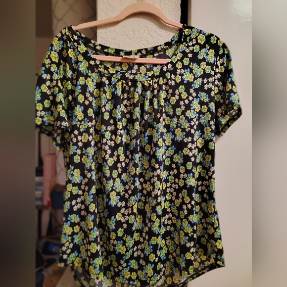 Short sleeve roundNECKLINE FLORAL SOFT COOL BLUE/GREEN WHIMSICAL SUMMERTIME TOP - Picture 1 of 6